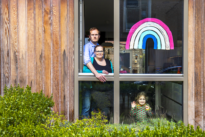 903829 Portret van Irene en Erik Kroes met hun dochtertje Mus die al een jaar hun huis in de wijk Overvecht te Utrecht ...